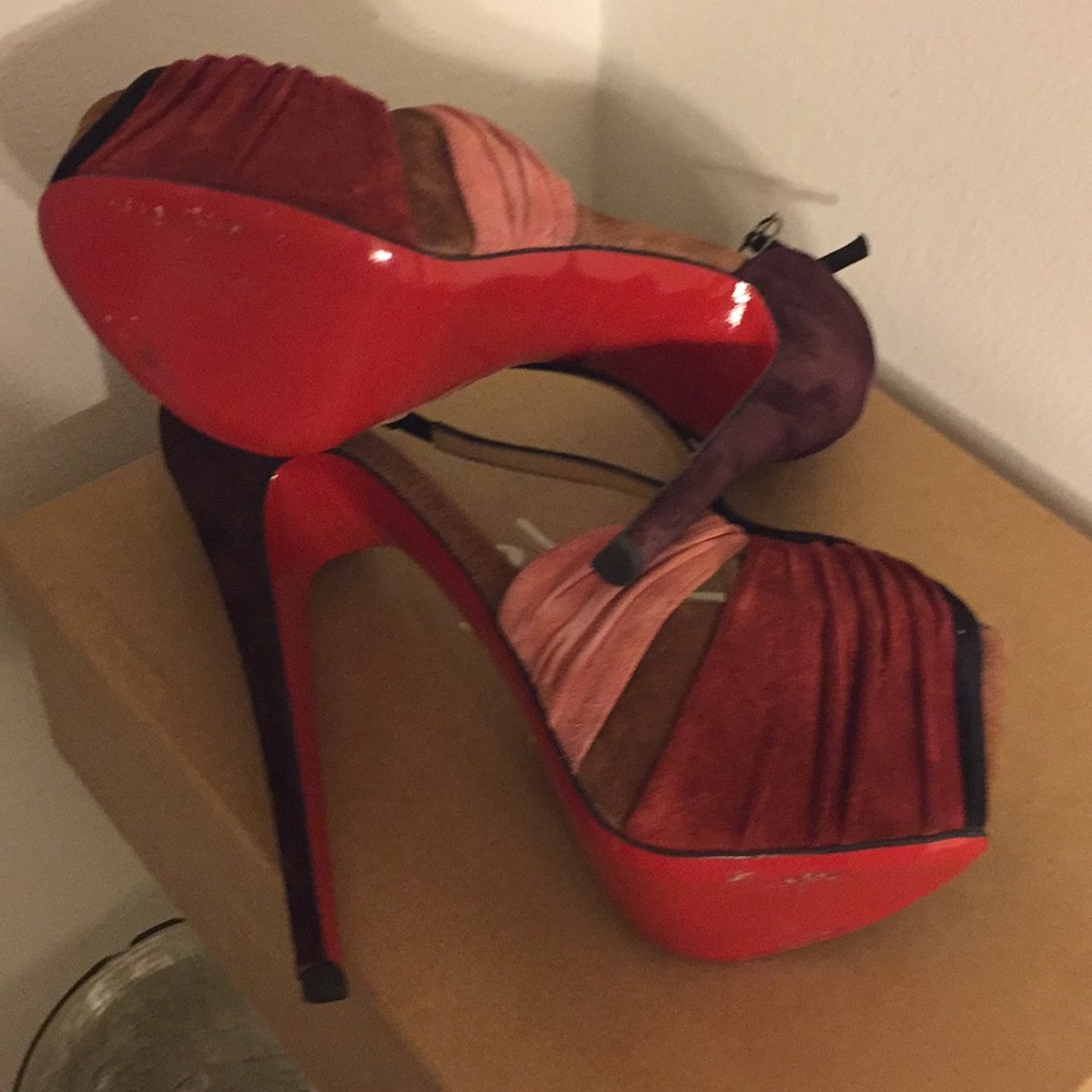 Christian Louboutin size 39 - Picture 2 of 8